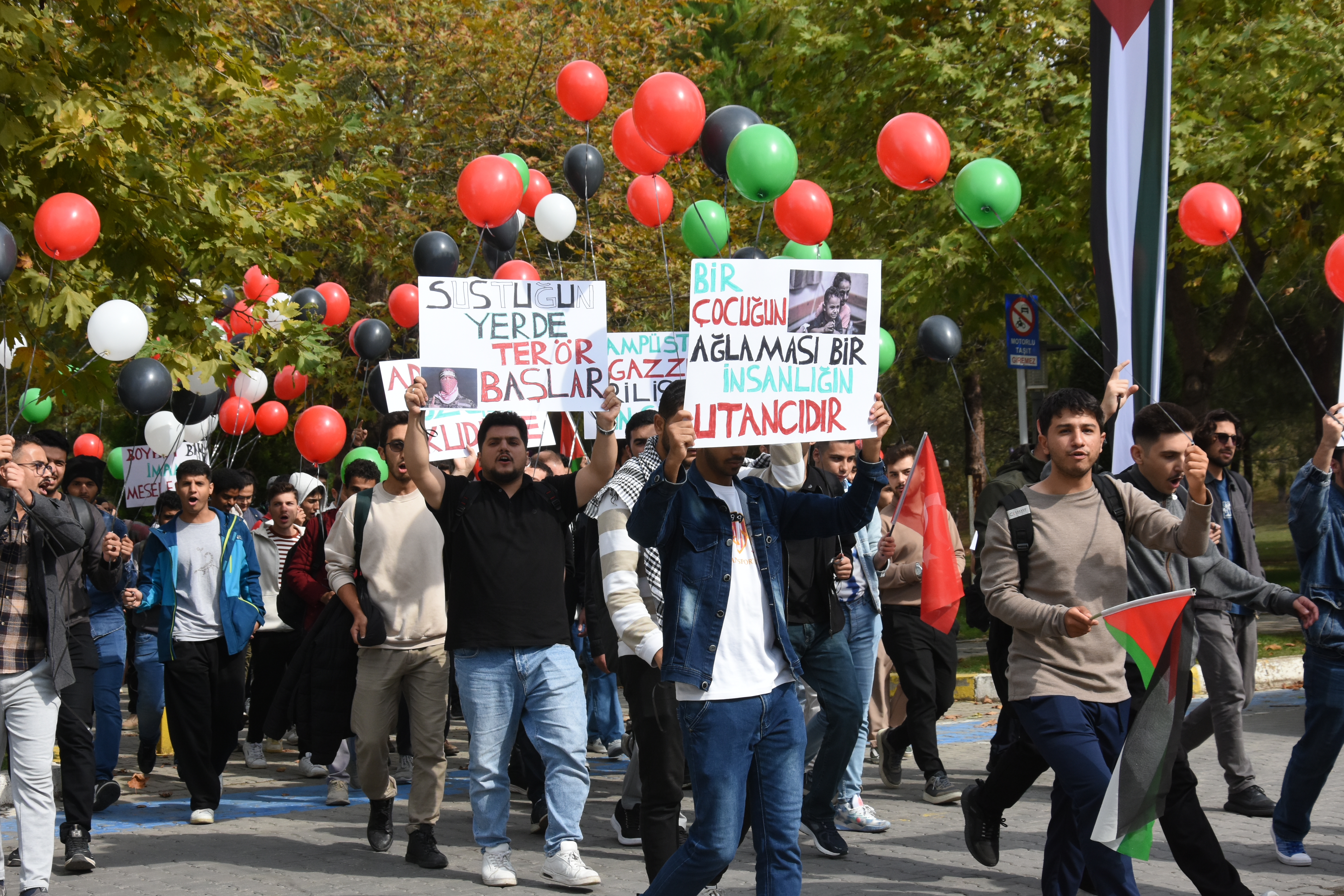 Gazzeli Çocuklar İçin Gökyüzüne Balon Bıraktılar