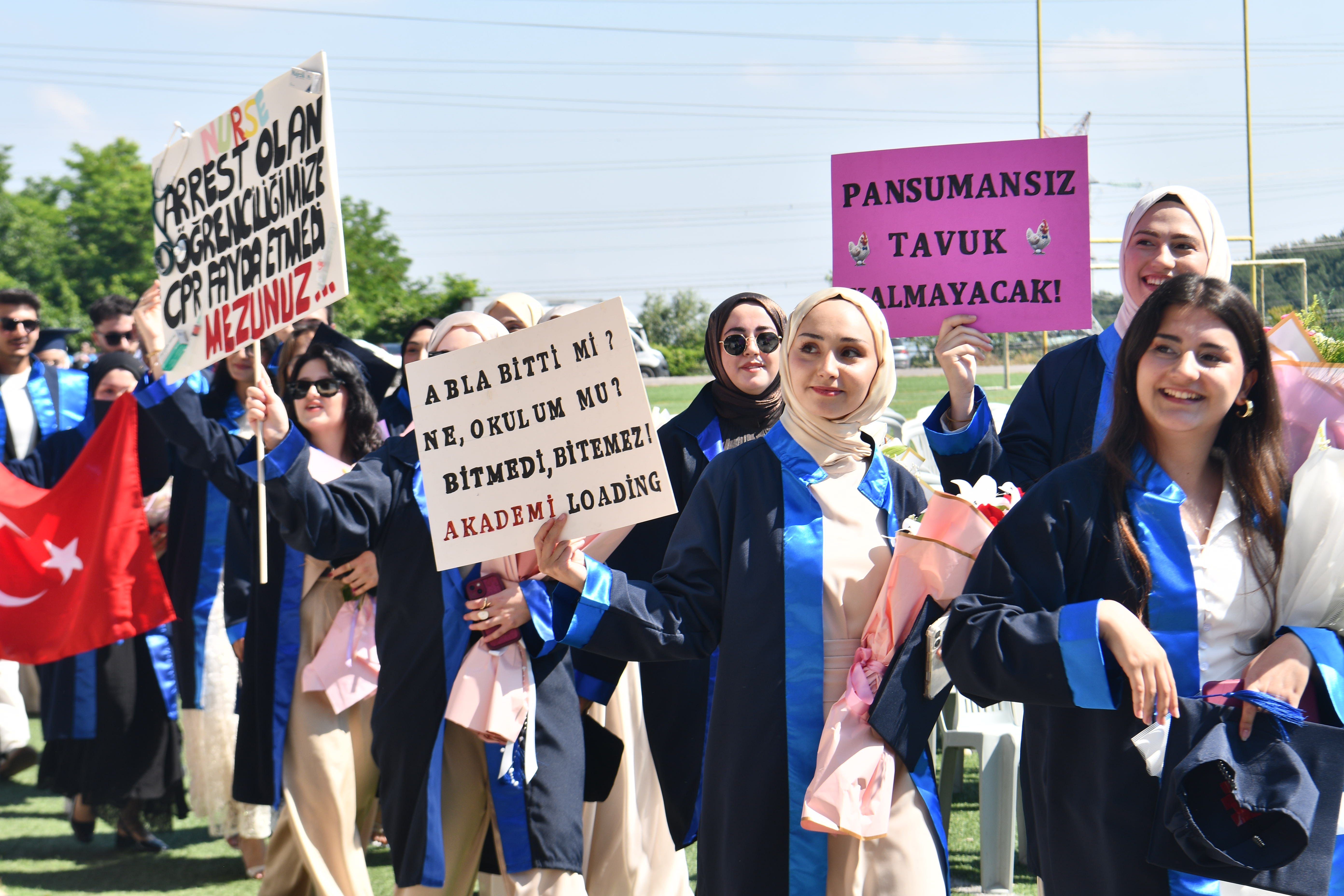 SAU’de Mezuniyet Heyecanı ve Gururu Coşkuyla Başladı