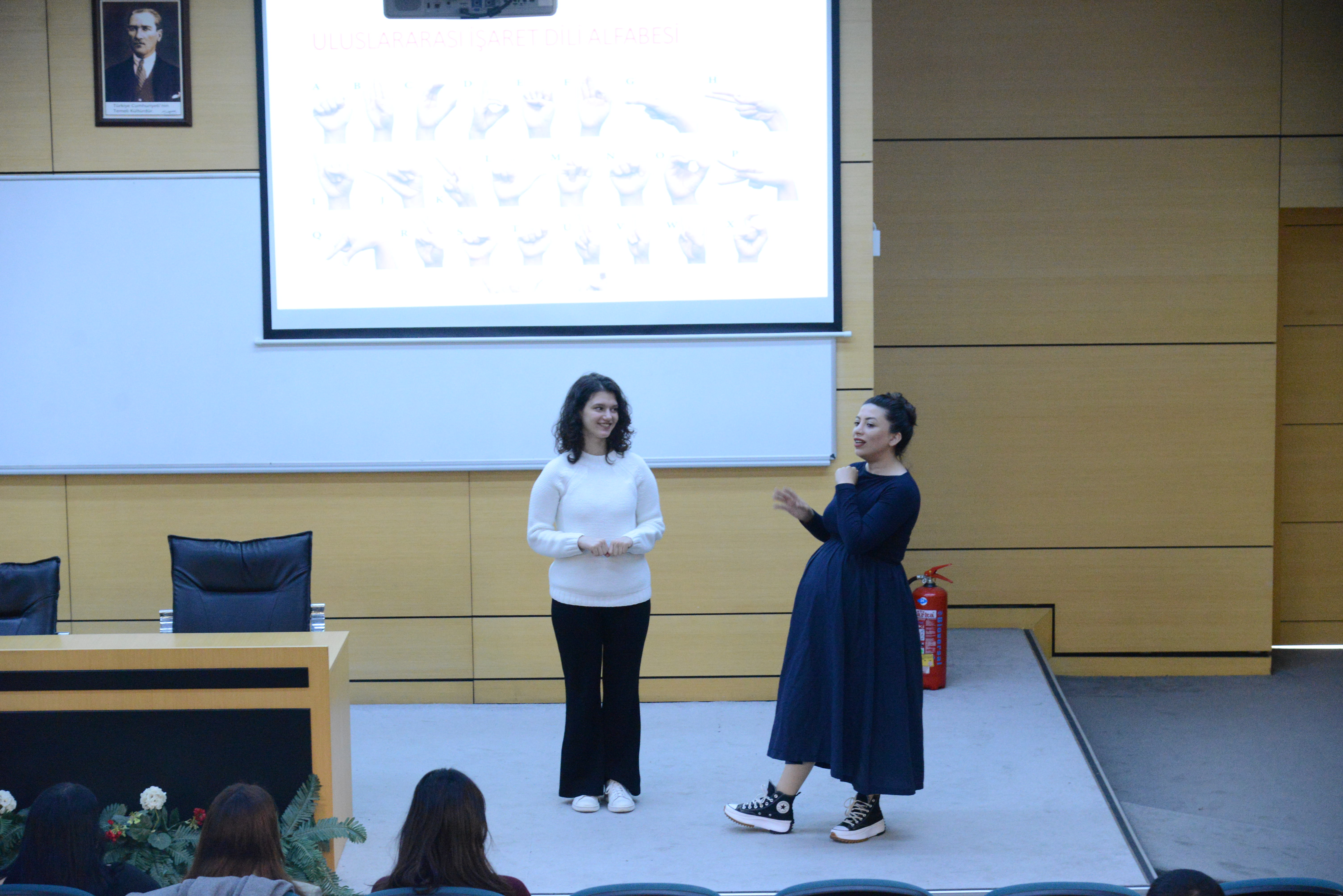 SAU’de İşaret Dili Eğitimi: “Ellerle Konuşup Gözlerle Duymak”