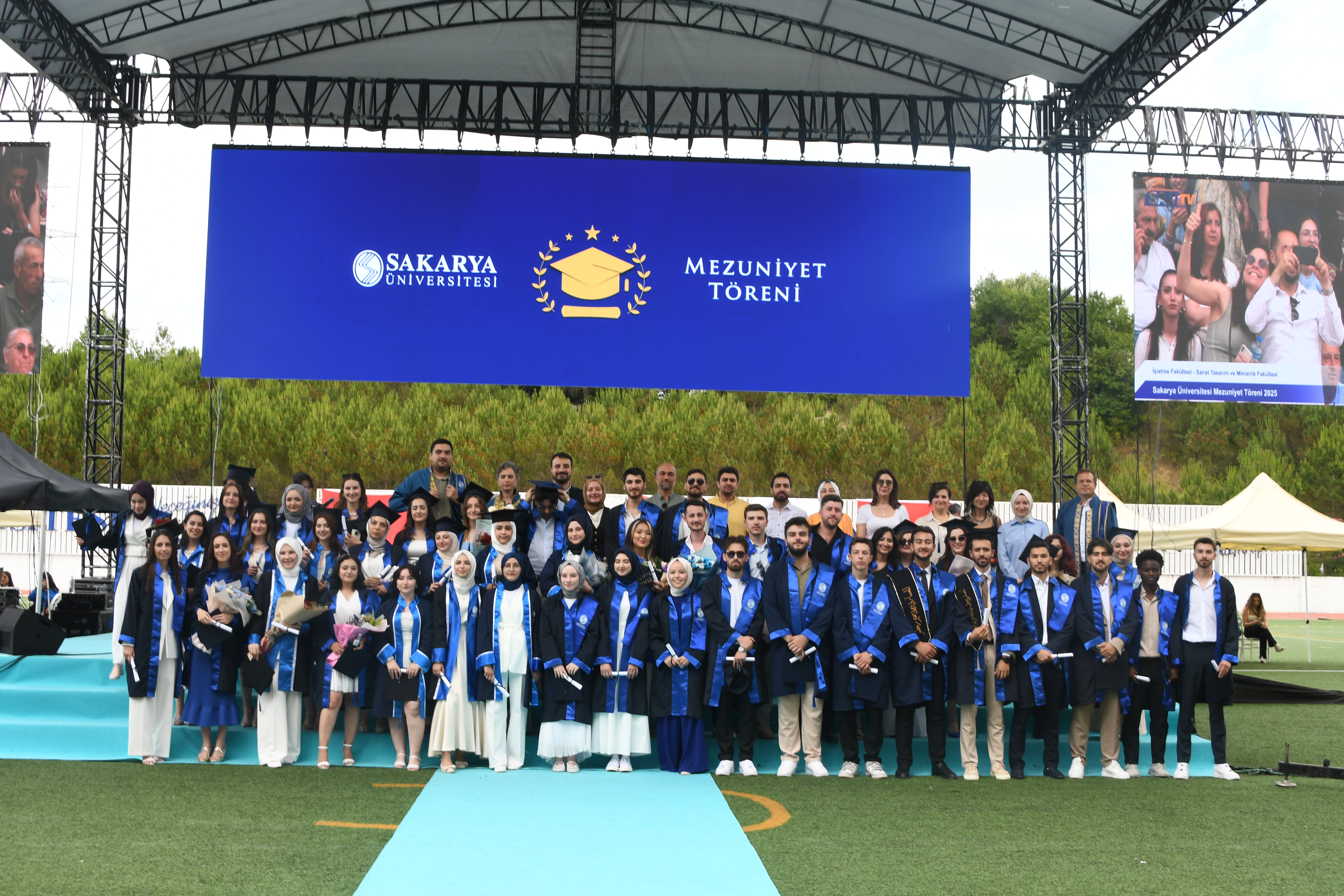 Sanat Tasarım ve Mimarlık Fakültesi Öğrencileri Mezun Oldu